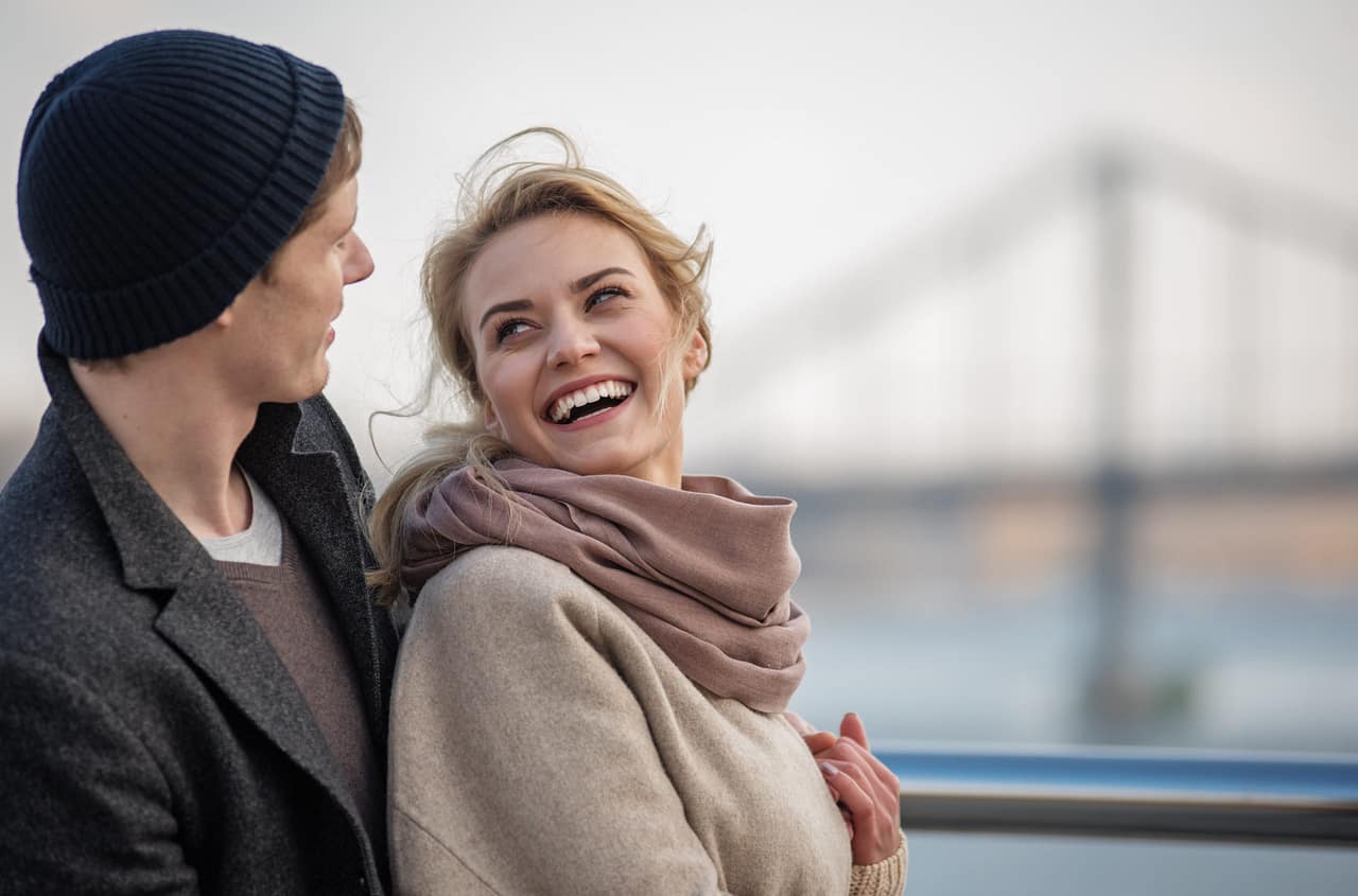 lachendes junges paar verbringt zeit zusammen lebensidealisten neumuenster