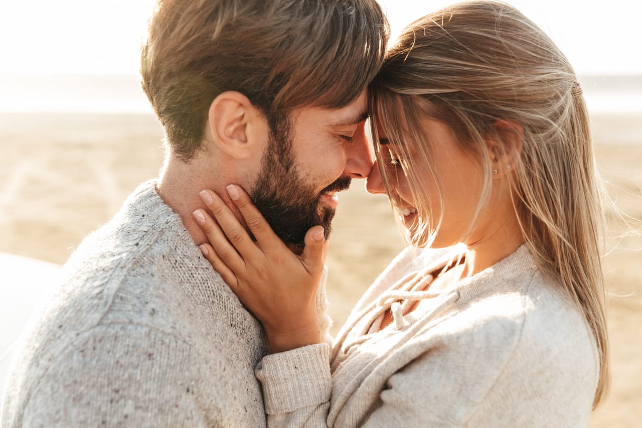 Die 5 Sprachen der Liebe: So fühlt sich jeder von euch in der Beziehung geliebt 2 AdobeStock 326651055