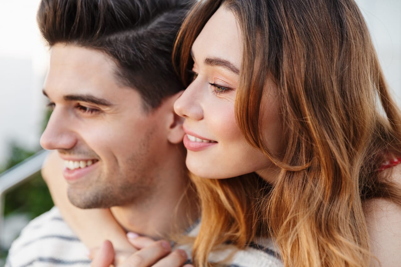 Die 5 häufigsten Ursachen für eine Beziehungskrise und wie du sie vermeidest 2 Ein zufriedenes und glückliches Paar.