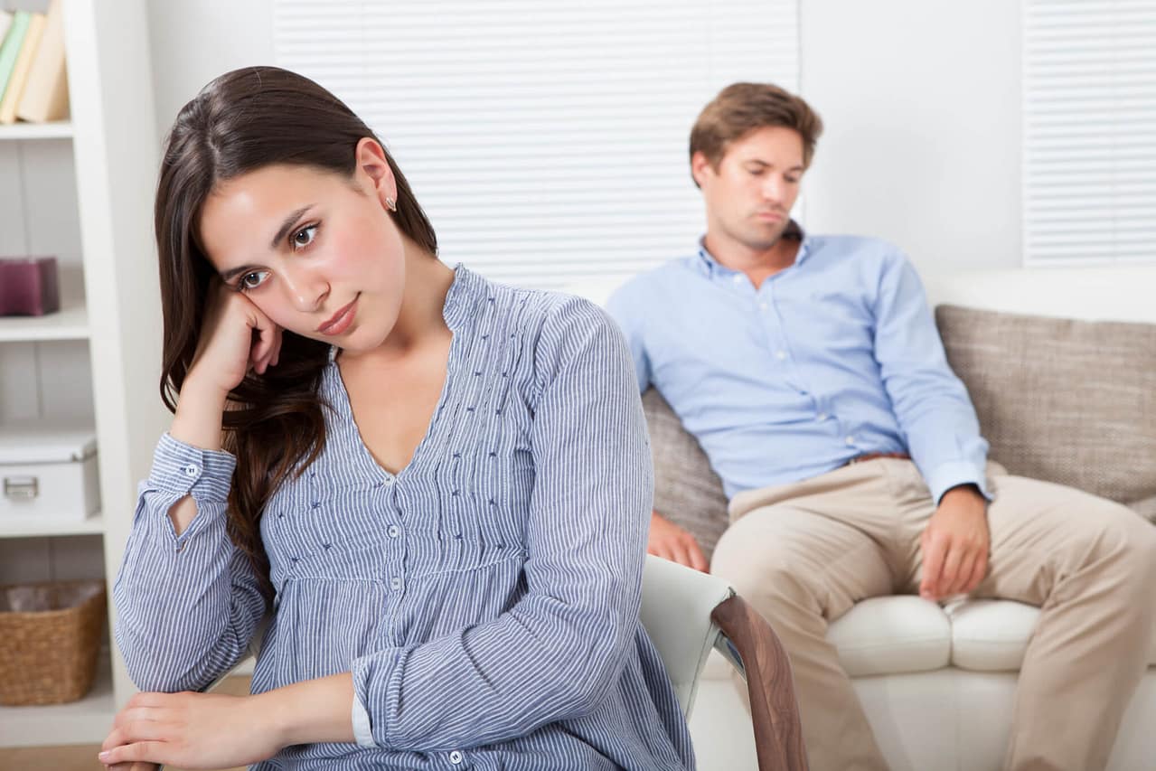 genervte frau nach einem streit mit ihrem mann
