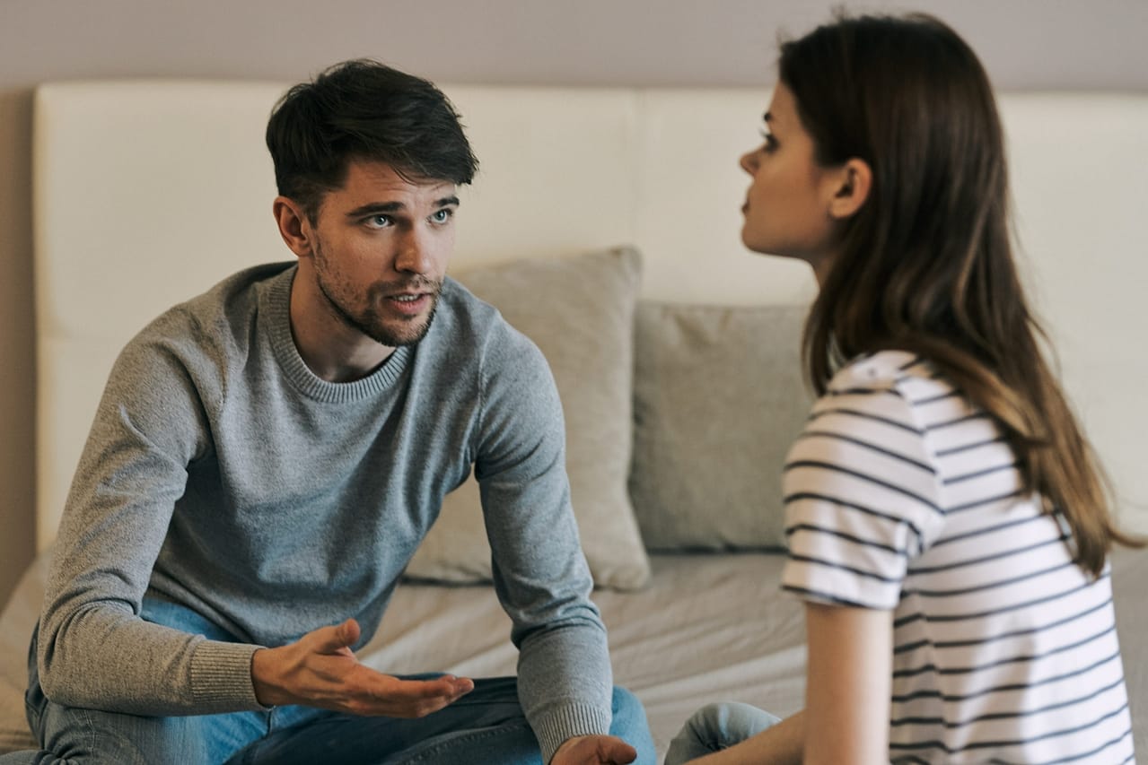 paar beim ernsten beziehungskonflikt lebensidealisten neumuenster