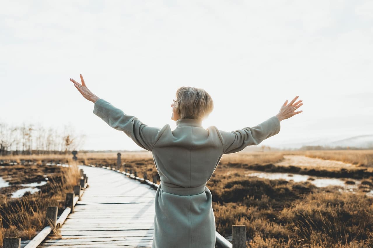 glueckliche seniorin in der natur