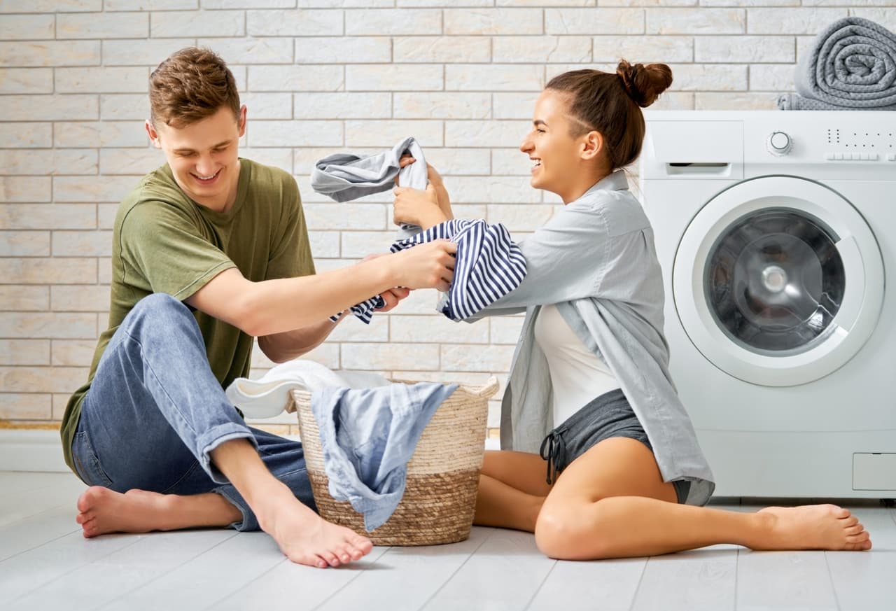 Ordnung im Haushalt: Tipps für glückliche Paare 6 junges paar kuemmert sich um die waesche