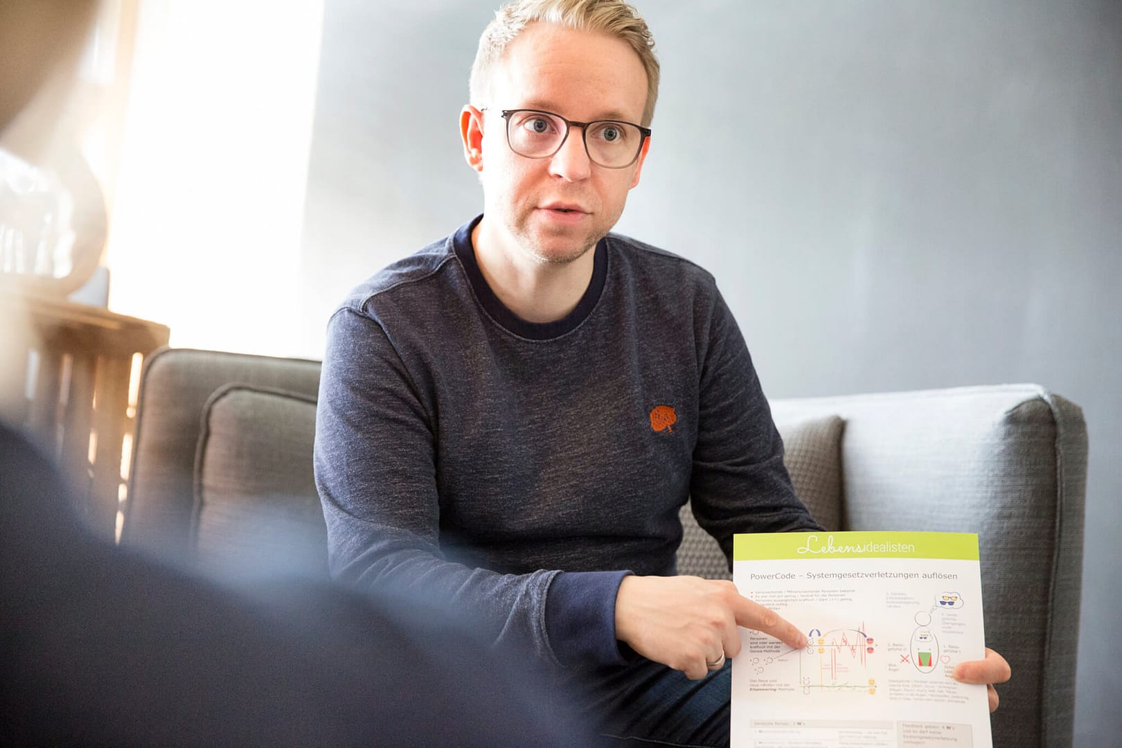 Florian erklärt einem Paar einen Mechanismus.