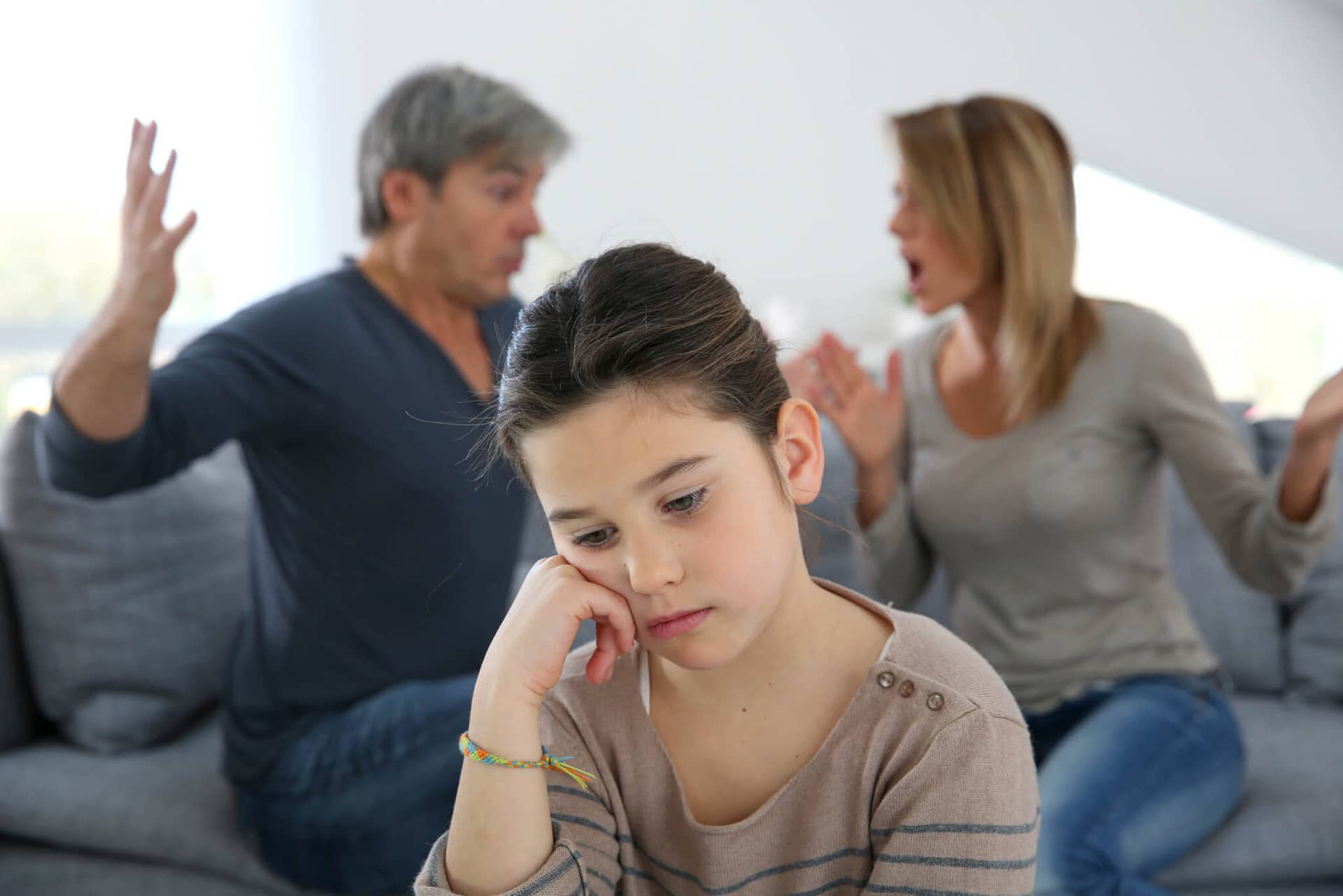 Gefühlsstarke Kinder: 7 Strategien für starke Elternpaare 2 Eltern streiten sich vor Kind.