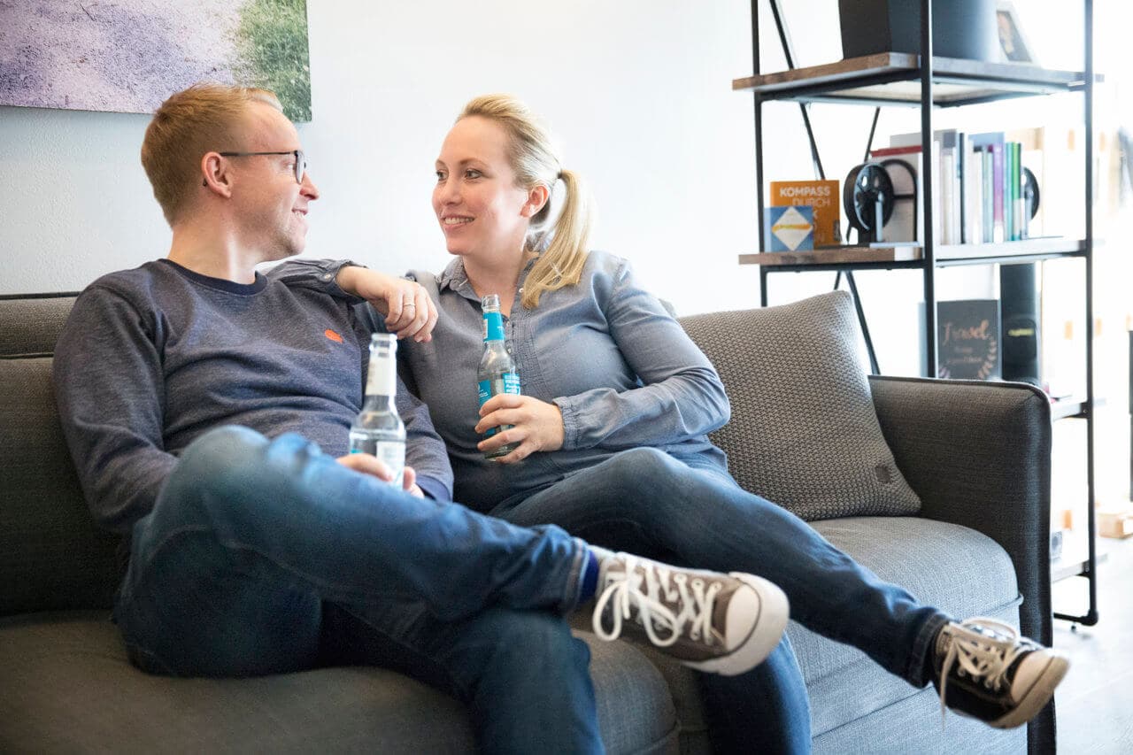 Ina und Florian auf dem Sofa nach einem Coaching.