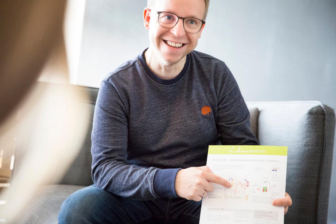 Florian beim Paarcoaching mit einem jungen Paar.