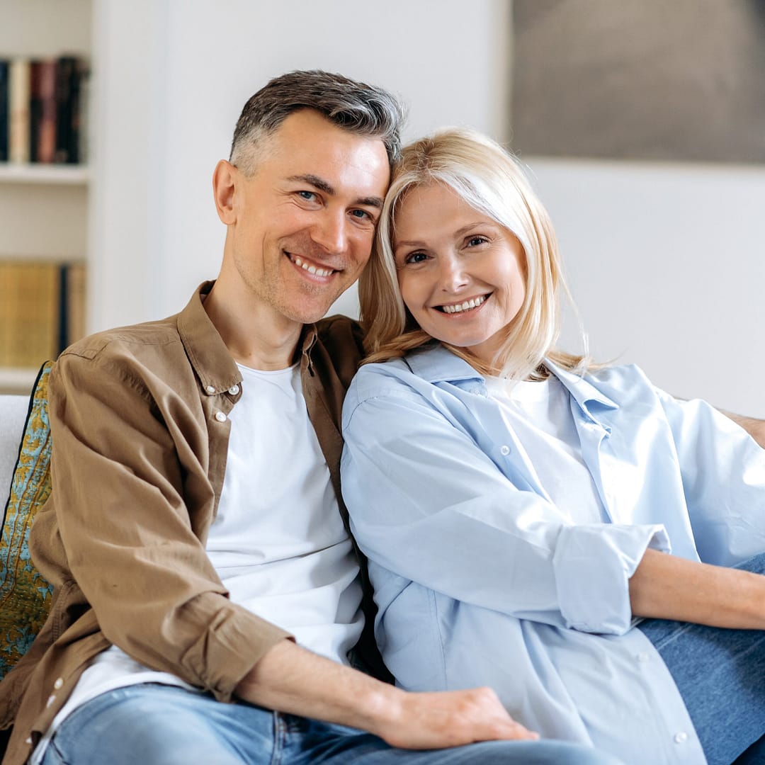 zufriedenes und ausgeglichenes paar nach der paartherapie lebensidealisten