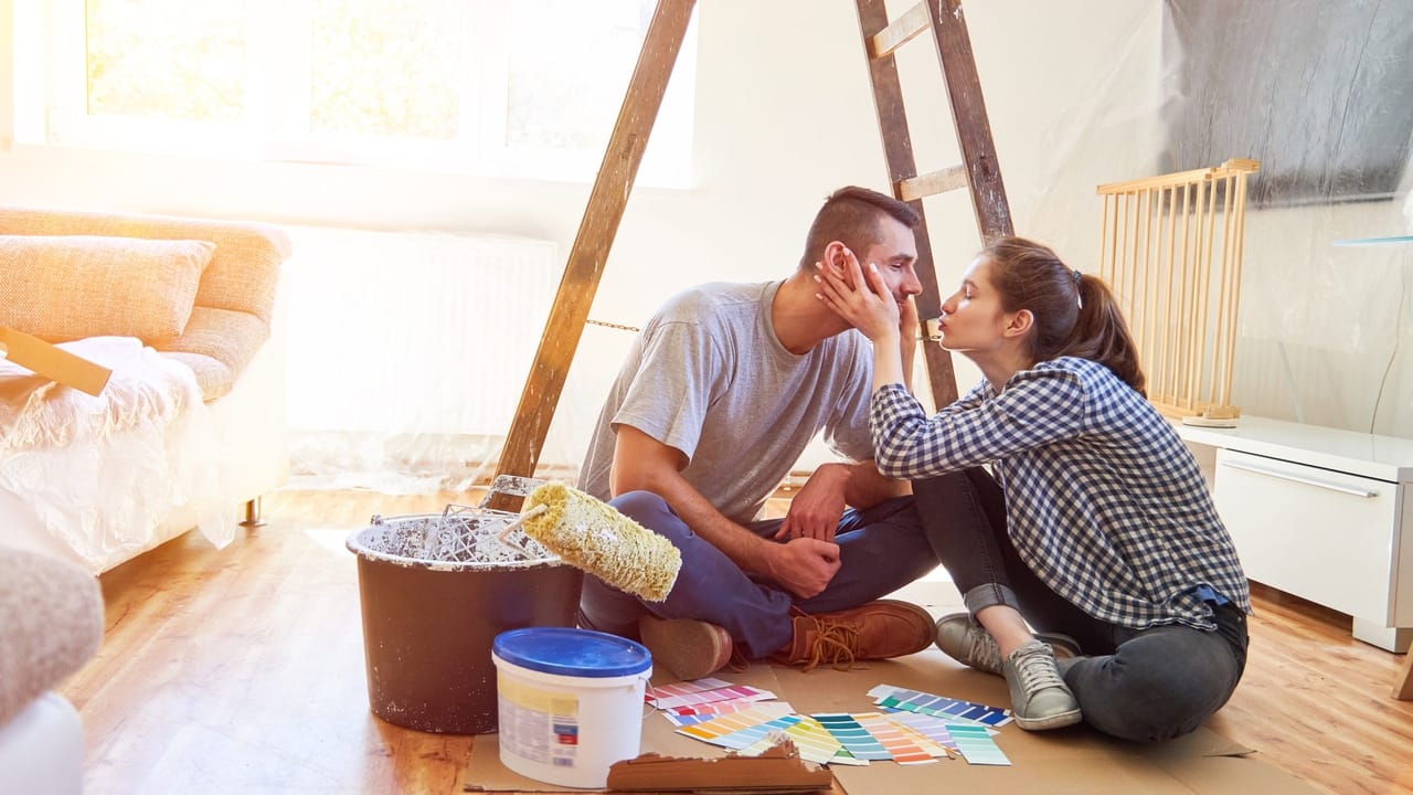 Zusammenziehen mit dem Partner in der Beziehung: So meistert ihr den neuen Lebensabschnitt! 4 paar kuesst sich bei renovierung in wohnung