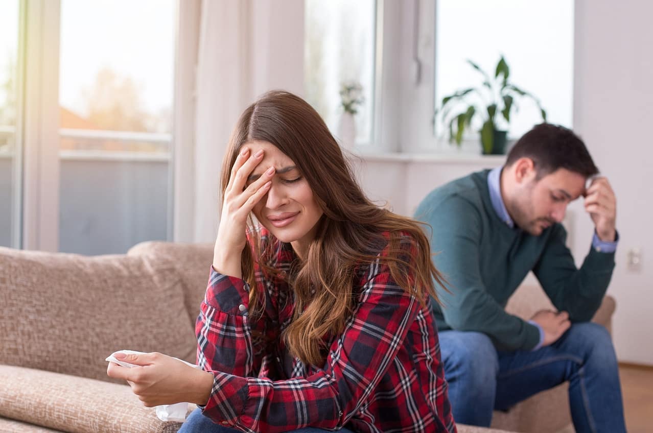 junges paar nach einem heftigen streit im wohnzimmer