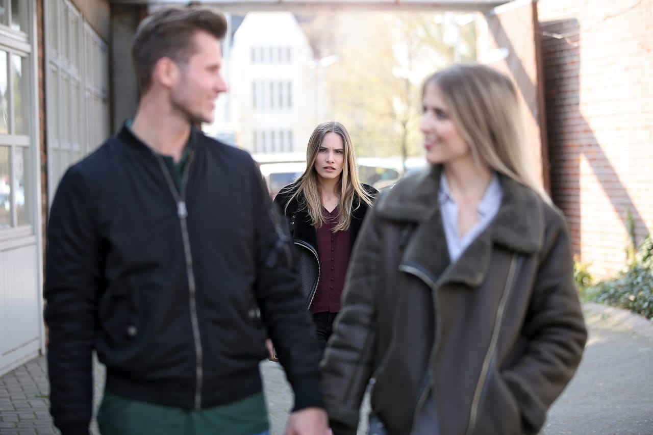 Podcast: Mein(e) Partner(in) ist fremdgegangen: Kann eine Beziehung eine Affäre überstehen? 6 Frau ist auf ein anderes Paar eifersüchtig.