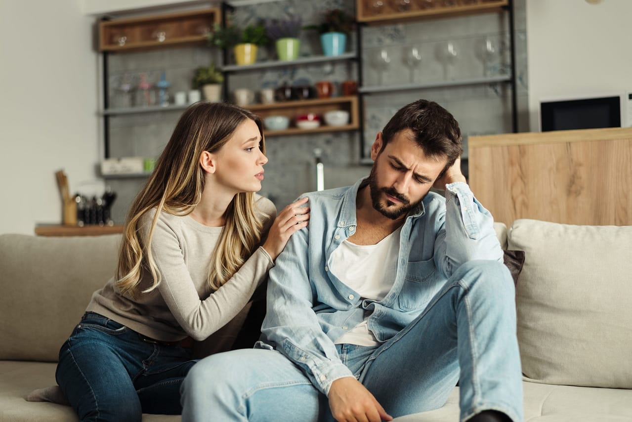 frau bittet mann um etwas lebensidealisten neumuenster