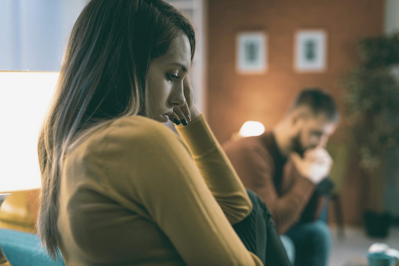paar zweifelt nach dem streit an der beziehung
