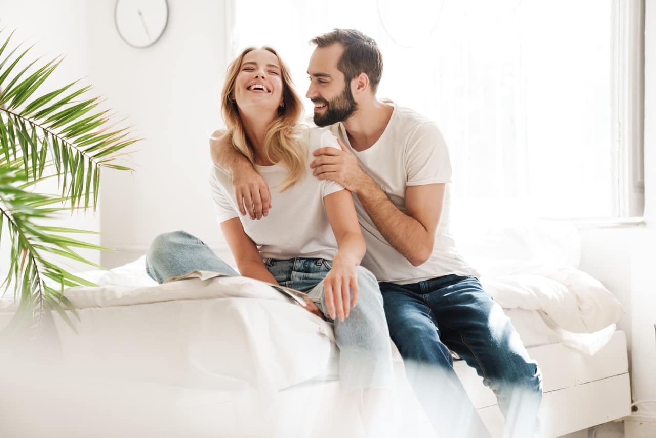 harmonisches paar geniesst die gemeinsame zeit in der wohnung