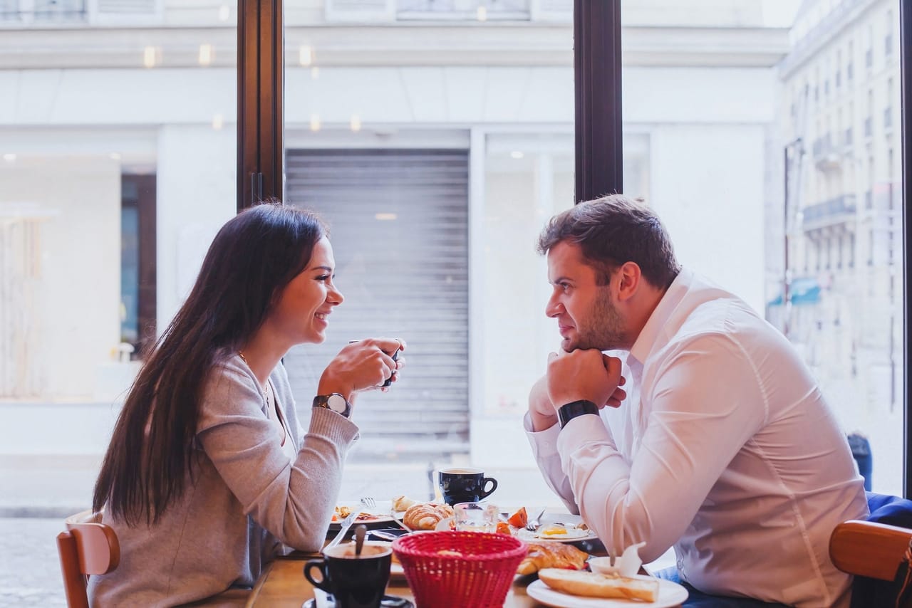 Paartherapie: 10 Tipps für eine erfolgreiche Paarberatung! 3 eating in restaurant happy smiling couple having lunch in cafe