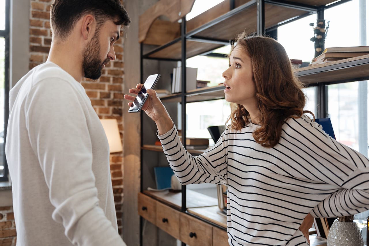 Frau wird von Mann betrogen.