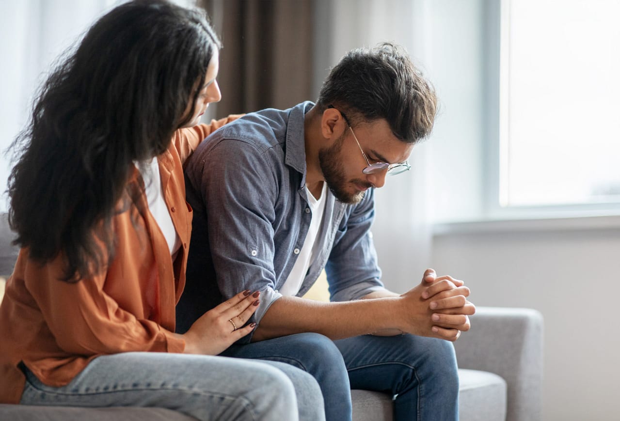frau beruhigt ihren partner nach einem streit lebensidealisten