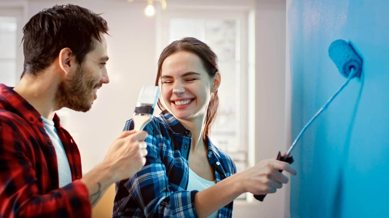 paar renoviert gemeinsam die wohnung