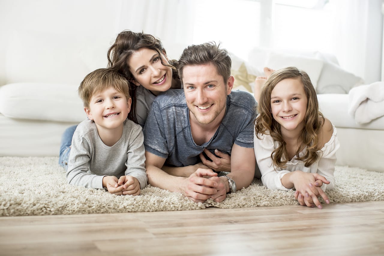 Glückliche Familie im Wohnzimmer.