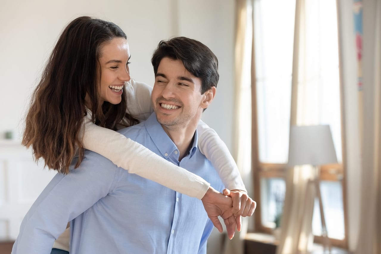 paar geniesst die gemeinsame freizeit in der wohnung